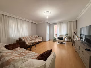 Aslı Emlak'tan Gazi Mah.de Üç Balkonlu Satılık 2+1