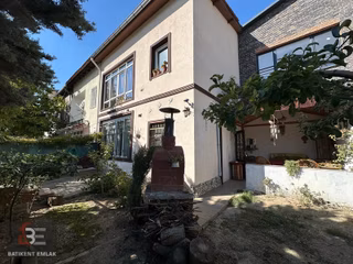 Batıkent Emlak'tan Merkezi Yer Yola Cephe Köşe 3+1 Full Yapılı