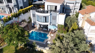 Tek Müstakil Özel Havuzlu Denize Yürüme Mesafesinde Büyük Villa