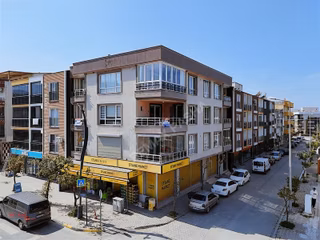 Kuşadası Davutlar Kılınç Apt. 3+1 135m2 Ayrı Mutfak Cadde Üzeri.