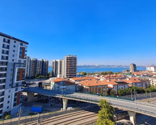 Küçükçekmece'de Panoramik Göl Manzaralı Bakımlı Dubleks