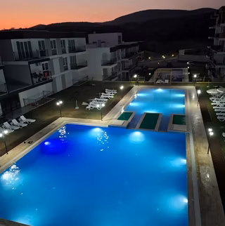 Kuşadası-kirazlı Yolunda, Çam Ormanları İçinde, Sıfır 1+1 Daire
