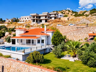 Foçaköy'de Muhteşem Deniz Manzaralı Geniş Arsalı 3+1 Villa