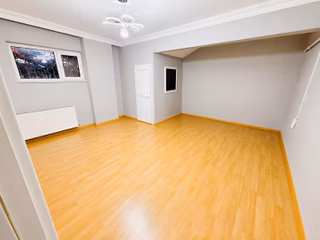 Meydana Yakın Kiralık 3+1 Oda , Balkon Ve 3 Kiler