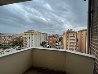 Üniversite Cadesi Üzerinde Tranvay Durağı Dibi Kiralık 3+1 Daire