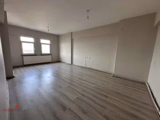 Murat Emlak'tan Kiralık 5.kat 2+1 Balkonlu Cadde Üstü Daire