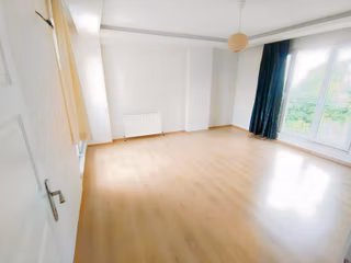Bostancı'da Yeni Bina 2+1 Kapalı Mutfaklı Geniş Daire