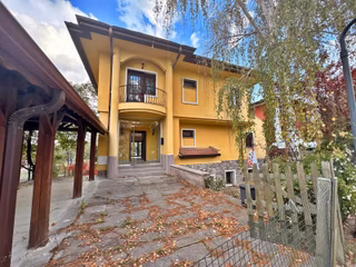 Albayrak Gayrimenkul'den Satılık Prestijli 8+1 Tripleks Villa