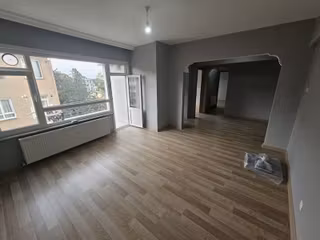 Üsküdar Merkez'de 2+1 Çift Balkonlu 90m²,içi Yapılı Temiz Daire