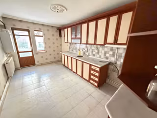 Şafak'tan Danışment'te 3+1+kiler Orta Kat Çok Geniş Yapılı Daire