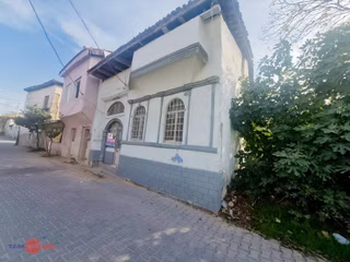 İzmir Kınıkta Tarihi Dokusuyla Öne Çıkan Bahçeli Müstakil Ev