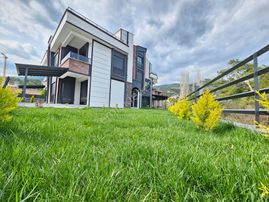 Eu Gayrimenkulden Balıkesir Edremit Güre'de Yeşilliklerin İçerisinde Çift Mutfaklı 5+1 Villa