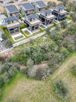 Eu Gayrimenkulden Balıkesir Edremit Güre'de Girişinde Odası Bulunan Mega Lüx 4+1 Teraslı Villa