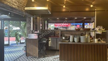 Kızıltoprak Thy Karşısında Köşe Ön Kullanımlı Dükkan