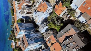 Restore Edilebilir Taş Konak Potansiyelli Satılık Fırsat Arsa