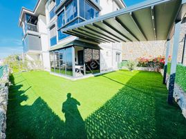 Akbük’te Köşe Bahçe Katı 2+1 – Havuz & Deniz Manzaralı – Eşyalı Satılık