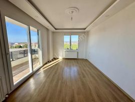 Altınova Merkezde Önü Açık 2+1 Satılık Fırsat Daire