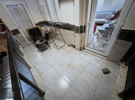 Cadde Üstü Katta Tramvay Yürüme Mesafesi Asansörlü Geniş Daire