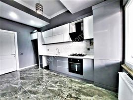 Aygülden Edremit Kadıköy'de Nezih Site İçi Havuzlu Otoparklı Fitness Salonu Saunalı 2+1satılık Daire