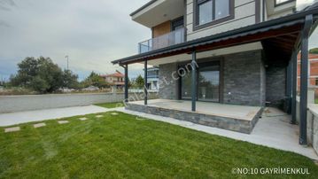 No:10 Gayrimenkul’den – Altınova’da Denize 150 Metre Tam Müstakil, Geniş Peyzajlı “fırsat” Villa