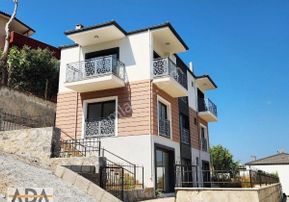 Kuşadası Ağaçlı Köyünde Deniz Ve Doğa Manzaralı Satılık Villa