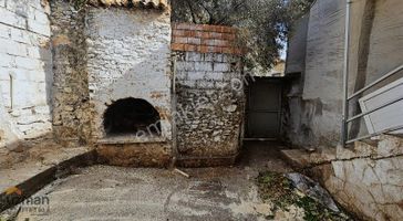 Yerkesik'te İçerisinde 3 Adet Yapı Kayıtlı Ev 1 Dükkan Ve Arsası