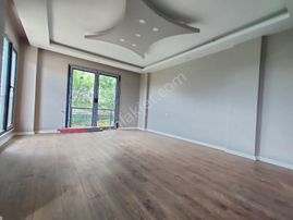 Kartallar'dan Büyük Bahçeli E5e Yakın Deniz Manzaralı Villa.