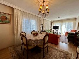 Kuşadası Merkezde, Sahile 200 Mt Mesafede, Cadde Üzeri 2+1 Daire