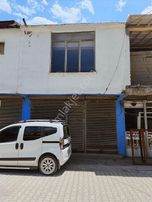 Gevaş Merkezde Satılık İki Katlı Ticari Dükkan