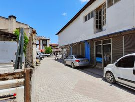 Gevaş Merkezde Satılık İki Katlı Ticari Dükkan