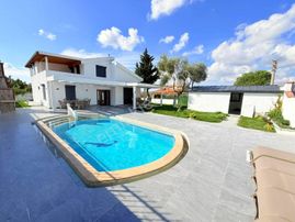 Didim . Yeşiltepe Ful Eşyalı Havuzlu Sıfır Gibi Yapılmış Villa Satıyoruz