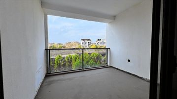 Foçada Satılık Villa 3 Katlı Havuzlu Tam Müstakil Denize Yakın