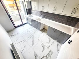 Burhaniye Bahçelievler Tam Merkezi Lokasyonda Sıfır Ara Kat Ön Cephe Ayrı Mutfak 2+1 Satılık Dairele