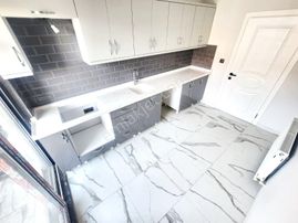 Burhaniye Bahçelievler Tam Merkezi Lokasyonda Sıfır Ara Kat Ön Cephe Ayrı Mutfak 2+1 Satılık Dairele