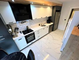 Tek Yetkili Aygül'den Kadıköy'de Nezih Site İçi Ön Cephe Havuzlu Otoparklı Saunalı 3+1 Satılık Daire