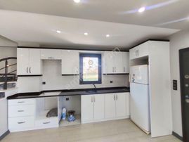 Kartallar'dan Büyük Müstakil Villa.geniş Salon Ferah Odalı 4+1.