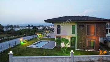 Kuşadası Güzelçamlı Bölgesinde Satılık 4+1 Müstakil Villa