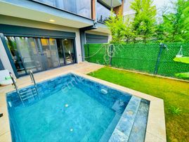 Kuşadası Soğucak Bölgesinde Özel Havuzlu 3+1 Satılık Villa