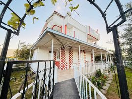 Kuşadası Davutlar Sahilinde Geniş Bahçeli 3+1 Satılık Villa