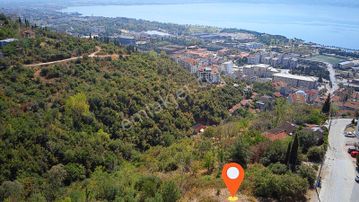 Mükemmel Deniz, Şehir Ve Doğa Manzaralı Arazi Merkeze Çok Yakın