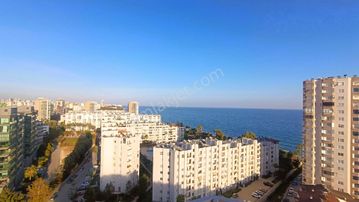 Mezitli Davultepe'de Denize Sıfır Site'de Havuzlu 3+1 Daire