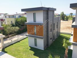 Ürkmez Deniz Tarafında Tek Müstakil Havuzlu Satılık 3+1 Villa