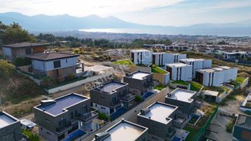 Kuşadası Soğucak'ta Oturuma Hazır Müstakil 6+1 Villa