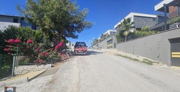 Soğucakta Lüks Konutlar Bölgesinde Satılık İnşaat Ruhsatı Alınmış Deniz Manzaralı Arsa