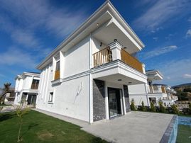 Kuşadası'nda Özel Havuzlu Sıfır Geniş Bahçeli Müstakil 4+1 Villa