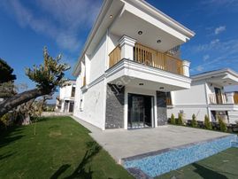 Kuşadası'nda Özel Havuzlu Sıfır Geniş Bahçeli Müstakil 4+1 Villa