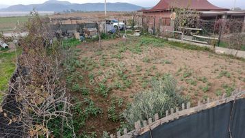 Menderes Develi’de Ana Yola Cepheli, 300 M² Hobi Bahçesi – Su & Elektrik Hazır, Araç Girişli