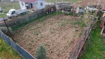 Menderes Develi’de Ana Yola Cepheli, 300 M² Hobi Bahçesi – Su & Elektrik Hazır, Araç Girişli