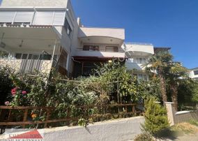 Kavuşturan Emlak'tan Akçay Güre'de Deniz Manzaralı Satılık Villa