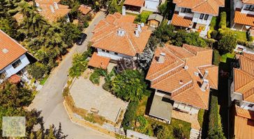 Site İçinde Bahçeli Havuzlu K.otoparklı Güvenlikli Villa